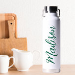 Botella De Agua Personalizado de guiones manuscritos con nombre ve<br><div class="desc">Una botella de agua en monograma personalizada y verde para un chica o un tipo que ama regalos simples y escritos a mano. Hermoso guión cursivo en el costado de la botella que explica su nombre.</div>