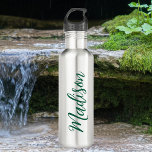 Botella De Agua Personalizado de guiones manuscritos con nombre ve<br><div class="desc">Una botella de agua de acero inoxidable en monograma personalizado verde para un chica o un tipo que ama regalos simples y escritos a mano. Hermoso guión cursivo en el costado de la botella que explica su nombre.</div>