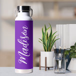 Botella De Agua Personalizado de guiones manuscritos de color mora<br><div class="desc">Una bonita botella de agua morada con monograma blanco para un chica o un tipo que ama regalos simples y escritos a mano. Hermoso guión cursivo en el costado de la botella que explica su nombre.</div>