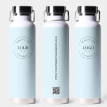 Botella De Agua Personalizado de logotipo empresarial Sitio web de<br><div class="desc">Haga una declaración audaz para su negocio con la botella de agua azul del sitio web del Personalizado de logotipos comerciales QR Code. Esta botella de agua profesional no sólo muestra el logotipo de su empresa, sino que también ofrece una forma única y eficaz de aumentar el tráfico web y...</div>
