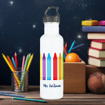 Botella De Agua Personalizado de Maestría Básica Cute Crayon<br><div class="desc">Botella de agua de maestro elemental. Una hermosa Semana de Apreciación Maestra o regalo de fin de año para una clase de jardín de infancia para dar a su profesor de primaria. Personalizado hecho con su propio mensaje. Personaliza con tu nombre o texto bajo el bonito arcoiris de los crayones....</div>