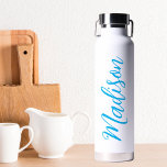 Botella De Agua Personalizado de script manuscrito de nombre azul<br><div class="desc">Una hermosa botella de agua monograma personalizada azul brillante para un chica o un tipo que ama regalos simples y escritos a mano. Hermoso guión cursivo en el costado de la botella que explica su nombre.</div>