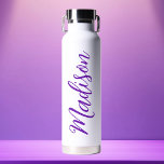 Botella De Agua Personalizado de script manuscrito de nombre púrpu<br><div class="desc">Una botella de agua monocasco morada personalizada para un chica o un tipo que ama regalos simples y escritos a mano. Hermoso guión cursivo en el costado de la botella que explica su nombre.</div>