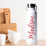Botella De Agua Personalizado de script manuscrito de nombre rojo<br><div class="desc">Una audaz botella de agua de monograma roja personalizada para un chica o un tipo que ama regalos simples y escritos a mano. Hermoso guión cursivo en el costado de la botella que explica su nombre.</div>
