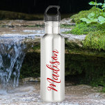 Botella De Agua Personalizado de script manuscrito de nombre rojo<br><div class="desc">Una audaz botella de agua de monograma roja personalizada para un chica o un tipo que ama regalos simples y escritos a mano. Hermoso guión cursivo en el costado de la botella que explica su nombre.</div>
