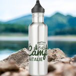 Botella De Agua Personalizado del partido Bachelorette de Camp Bac<br><div class="desc">Manténgase hidratado en estilo durante su aventura montañosa con nuestra botella de agua de acero inoxidable Personalizado del Camp Bach Bachelorette Party, que combina funcionalidad con un toque de elegancia inspirada en la naturaleza. Esta botella de agua de soltera del campamento de personalizados no es solamente un compañero de hidratación;...</div>