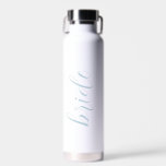 Botella De Agua Personalizado Script Nombre de novia Elegante Boda<br><div class="desc">Guión personalizado Nombre De La Novia Elegante Botella De Agua Boda Moderna. Un diseño moderno y minimalista de color blanco y azul polvoriento. Cualquier tipo de letra,  cualquier color,  nada mínimo.</div>