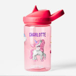 Botella De Agua Personalizan los niños del arco iris de Unicornio<br><div class="desc">Este bonito diseño cuenta con un bonito unicornio, un arco iris, corazones y estrellas. Forma parte de un conjunto de accesorios a juego. El diseño se caracteriza por los colores del arcoiris, especialmente el rosa y el violeta. Puedes fácilmente personalizar y agregar el nombre de tu pequeña niña. Es parte...</div>