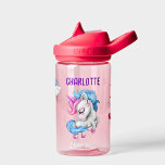 Botella De Agua Personalizan los niños del arco iris de Unicornio<br><div class="desc">Este bonito diseño cuenta con un bonito unicornio, un arco iris, corazones y estrellas. Forma parte de un conjunto de accesorios a juego. El diseño se caracteriza por los colores del arco iris, con especial énfasis en el rosa, el azul y el violeta. Puedes fácilmente personalizar y agregar el nombre...</div>