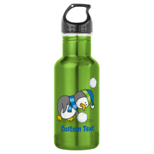 Botella De Agua Pinguino pequeño recibiendo una bola de nieve de a