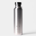 Botella De Agua Plata con monograma moderno negro<br><div class="desc">Este moderno diseño de botellas de agua incluye las iniciales en negrita en negro para un aspecto sencillo y elegante,  pero profesional.</div>