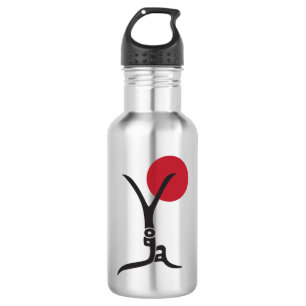 Botella de agua plateada con letras de yoga