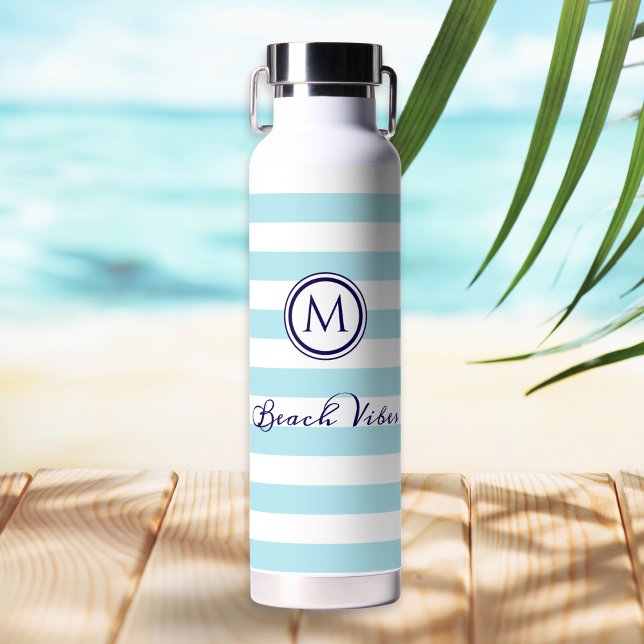 Botella De Agua Playa de Monograma Náutico Vibes Blue White Strike (A blue and white striped water bottle with monogram initial and 'Beach Vibes' in script typography)