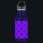 Botella De Agua Pos de polka azul sobre morado<br><div class="desc">Pos de polka azul sobre morado</div>