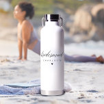 Botella De Agua Propuesta de la dama de honor de la escritura mode<br><div class="desc">Esta propuesta de la dama de honor es un regalo elegante y elegante, perfecto para su fiesta nupcial. Con un diseño minimalista en blanco y negro con un guión elegante, es un regalo de la dama de moda o un favor de partido. Su estética sencilla y moderna lo convierte en...</div>