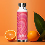 Botella De Agua Psicodelia Calligrafía del corazón Psicodelic Nomb<br><div class="desc">Un patrón cardíaco funky con rosa pastel y rojos. El guión moderno añade un toque divertido y moderno a este diseño retro. Añade tu nombre o borra el texto por una divertida portada femenina. El nombre es un guión de moda de gran tamaño blanco. Si hace clic en el enlace...</div>