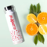 Botella De Agua Puntos modernos de polka rojo y blanco<br><div class="desc">Un divertido patrón de puntos polka rojo acentúa la parte inferior de esta botella de agua personalizada con tu nombre impreso verticalmente en letras de moda en ambos lados.</div>