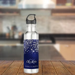 Botella De Agua Purpurina azul polvo plata guión de nombre de mono<br><div class="desc">Un fondo azul. El color azul es desigual. Decorada con polvo falso purpurina. Personalice y agregue un nombre,  iniciales de monograma y nombre completo. El primer nombre está escrito con un guión moderno de estilo con letras a mano.</div>
