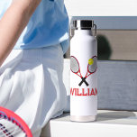 Botella De Agua Racquet de tenis rojo blanco negro personalizado<br><div class="desc">Tenis dos raquetas y diseño de bolas en botellas de agua deportiva rojas,  amarillas y negras,  personalizadas con tu propio nombre,  entrenador o club de tenis. Arte gráfico original y diseño de Sarah Trett para www.mylittleeden.com</div>