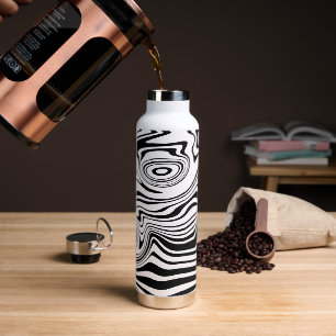 Botella de agua rayada ondulada blanca y negra