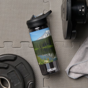 Botella De Agua Reflejo del lago del Monte Rainier con flores silv