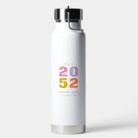 Botella De Agua Regalo de Graduación Personalizado Colorido con Tu<br><div class="desc">Celebra el evento especial de tu ser querido con esta botella de agua personalizada. Este diseño presenta tipografía elegante "Clase de 20YY(tu año de graduación)" con texto personalizado. ¡Regalo perfecto y personalizado para el día de la graduación! Más diseños disponibles en mi tienda BaraBomDesign.</div>