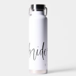 Botella De Agua Regalo de la dama de honor de la escritura moderna<br><div class="desc">Esta es una plantilla moderna de botellas de agua minimalista para dama de honor con un hermoso tipo de letra caligráfica. Personaliza el nombre de esta botella de agua para crear un regalo especial para tus chicas! Todos los colores son editables. Seleccione "editar usando la herramienta de diseño" para ver...</div>