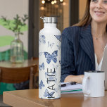 Botella De Agua Regalo De Mariposa Azul Para Madre Y Personalizado<br><div class="desc">Esta botella de agua tiene bonitas mariposas azules con nombres en ella. Idea de regalo perfecta para la dama de honor,  la doncella de honor y las ideas de regalo de vacaciones. agregue su nombre y hágalo suyo.</div>