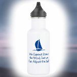 Botella De Agua Regalo para un marinero. Vela o yate<br><div class="desc">Cita de vela en una botella. No podemos dirigir el viento,  ¡pero podemos ajustar la vela! Botella de agua de vela. Regalo para un marinero o un yate.</div>