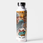 Botella De Agua Retro Groovy Mejor Papa del año del nombre de la f<br><div class="desc">Obtén este fresco y colorido estilo groovy retro botella de agua con el dicho "Mejor Papá Nunca" y textos personalizados. Perfecto como un regalo para tu padre,  papá o papá el día de este padre. (Foto cortesía de Derek Owens en Unsplash. Por favor,  reemplácelo por el suyo propio.)</div>