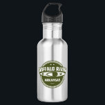 Botella De Agua Río Búfalo, Arkansas<br><div class="desc">El río Nacional de Búfalo fluye libremente durante 200 kilómetros y es uno de los pocos ríos no amamados que quedan en los 48 estados inferiores. Este gran diseño tiene un kayak en un texto angustiado.</div>