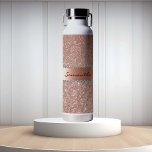 Botella De Agua Rosa Purpurina de diamante dorado Monograma metáli<br><div class="desc">Este diseño puede ser personalizado en el área proporcionada cambiando la foto y/o el texto. O puede personalizarse haciendo clic en Personalizar esta plantilla y, a continuación, eligiendo la opción de hacer clic en el personalizar y eliminando o cambiando el color del fondo, agregando texto, cambiando el color o estilo...</div>