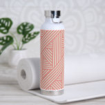 Botella De Agua Rubor Pink Girly Elegant Geometric Moderno Stiped<br><div class="desc">Relájese con nuestra sencilla botella de agua de patrón geométrico rosa y blanco. Este diseño elegante y elegante no se trata solamente de hidratación, es una declaración de moda. Manténgase fresco mientras se mueve con esta moda y una botella duradera, añadiendo un toque de sofisticación a su rutina diaria de...</div>