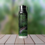Botella De Agua Ruta de las citas de John Muir al bosque<br><div class="desc">Mantén tu bebida caliente o fría donde quiera que vayas con esta botella de agua a la moda, aislada al vacío, que muestra la foto de un sendero de senderismo a un bosque profundo sobre una pasarela de madera junto con una inspiradora cita del naturalista John Muir e impresa con...</div>