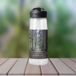 Botella De Agua Ruta forestal cita a John Muir<br><div class="desc">Manténganse acallados dondequiera que vayan con esta botella de agua clara y plástica que muestra la imagen de la foto de un sendero forestal junto con una inspiradora cita del naturalista John Muir e impresa en letras verdes que dice: "Y en el bosque voy a perder mi mente y encontrar...</div>