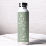 Botella De Agua Sage Green Bride Hand Scripting Name Floral<br><div class="desc">Celebra con estilo con nuestro nombre Bachelorette Bridal Party Thermal Wine Tumbler. Con un diseño de escritura elegante y personalizado, este tumbler es perfecto para mantener las bebidas a la temperatura ideal durante sus festividades nupales. Elaborado con materiales aislados de alta calidad, es tan práctico como moda. Ideal para fiestas...</div>