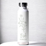 Botella De Agua Sage Green Bride Hand Scripting Name Floral<br><div class="desc">Celebra con estilo con nuestro nombre Bachelorette Bridal Party Thermal Wine Tumbler. Con un diseño de escritura elegante y personalizado, este tumbler es perfecto para mantener las bebidas a la temperatura ideal durante sus festividades nupales. Elaborado con materiales aislados de alta calidad, es tan práctico como moda. Ideal para fiestas...</div>