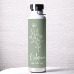 Botella De Agua Sage Green Bridesmaid Nombre Floral Bachelorette<br><div class="desc">Celebra con estilo con nuestro nombre Bachelorette Bridal Party Thermal Wine Tumbler. Con un diseño de escritura elegante y personalizado, este tumbler es perfecto para mantener las bebidas a la temperatura ideal durante sus festividades nupales. Elaborado con materiales aislados de alta calidad, es tan práctico como moda. Ideal para fiestas...</div>