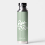 Botella De Agua Sage Green Calligraphy Bribe Tribe Bachelorette<br><div class="desc">Esta sencilla y elegante botella de agua verde salada con nombre personalizado puede hacer un regalo de soltera perfecto. Personalízalo fácilmente con tu nombre. También puede cambiar el color de fondo,  simplemente haga clic en "Editar usando la herramienta de diseño".</div>