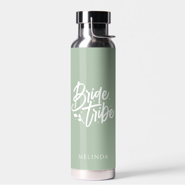 Botella De Agua Sage Green Calligraphy Bribe Tribe Bachelorette (Izquierdo)