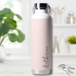 Botella De Agua Script sencillo Rubor Pink Su nombre<br><div class="desc">Sencillo pero impresionante. Personalice esta botella de agua con su nombre, o un nombre de sus seres queridos. Una simple y elegante tipografía de escritura con un borde ondulante. Cambie los colores del fondo y del tipo de letra a lo que desee. Rubor Pink Trendy Simple Su Nombre Botella de...</div>