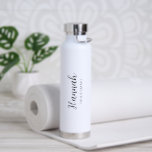 Botella De Agua Sencillo Boda elegante de guion de la novia<br><div class="desc">Botella de agua moderna de boda blanco y negro con un diseño simple y minimalista con "dama de honor" bajo su nombre en un guión elegante. Un regalo lindo y jovencito para las damas de honor.</div>