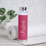 Botella De Agua Sencillo guión elegante Fuschia Hot Pink Moderno<br><div class="desc">Fuschia moderna / botella de agua rosa caliente con un diseño simple y minimalista con tu nombre en un guión elegante de broche. Un diseño bonito perfecto para una chica.</div>