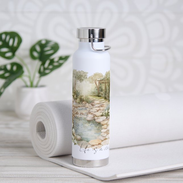 Botella De Agua Sendero de roca de pradera romántica (Yoga (girado))