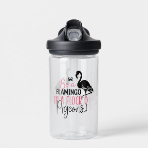 Botella De Agua Ser un flamenco en una bandada de palomas
