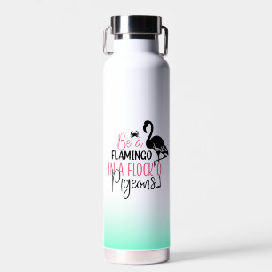 Botella De Agua Ser un flamenco en una bandada de palomas