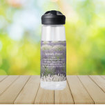 Botella De Agua Serenity Prayer Lavender Garden Floral<br><div class="desc">Manténganse acolchados dondequiera que vayan con esta botella de agua clara y de plástico que muestra la foto de un hermoso jardín de hierbas de Lavender junto con las inspiradoras palabras del Orador de la Serenidad impresas en letras blancas. Seleccione su tamaño y color de la botella de agua.</div>