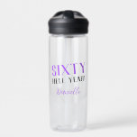 Botella De Agua ¡SESENTA, SÍ! Funny Personalizado 60 cumpleaños<br><div class="desc">Haga sesenta inolvidables con esta audaz y personalizada botella de agua "SESTAD INFIERNO SÍ!" con vibrante morado y letras negras clásicas. Es el regalo perfecto para cualquiera que golpee el gran 6-0 con confianza y clase. Personalizable con nombre, esta elegante botella es ideal para celebraciones de cumpleaños, sesiones de gimnasia...</div>