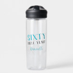 Botella De Agua ¡SESENTA, SÍ! Funny Personalizado 60 cumpleaños<br><div class="desc">¡Mantente hidratado e hilarante con esta botella personalizada de agua de cumpleaños SESENTA! Negrita, fortalecedora, y un poco descarada, igual que cumplir sesenta años. Con un vibrante texto turquesa y negro con espacio para un nombre personalizado, es el regalo perfecto para cualquier fabuloso niño de 60 años que esté orgulloso...</div>