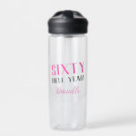 Botella De Agua ¡SESENTA, SÍ! Funny Personalizado 60 cumpleaños<br><div class="desc">¡Celebra cumplir sesenta años con un fiero aire! Esta botella personalizada de agua "SESENTA, ¡SÍ!", en negrita rosa y negro clásico, dice en voz alta — sesenta es algo para alentar. Ya sea para entrenamientos, fiesta de cumpleaños o estilo diario, esta botella es el complemento perfecto para un año de...</div>
